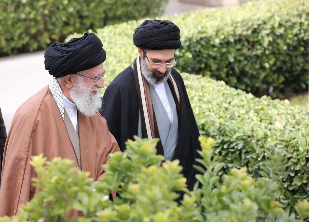 مایوسی کا سبب بننے والا کوئی بھی اقدام دشمن کا ساتھ دینے کے مترادف ہے، رہبر انقلاب