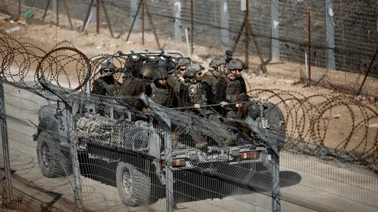 ایک شامی مخالف کی الجولانی پر طنز: قدس کی آزادی کا فتویٰ کیوں نہیں دیتے ہو؟