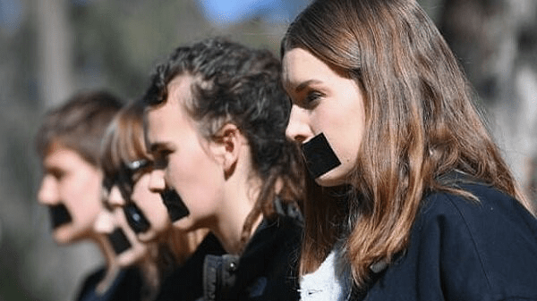 خواتین کی یہ شماریاتی مسکراہٹیں، جھوٹ بولتی ہیں