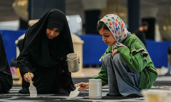 کتیبه تشییع رهبر شهید را این زن نوشته‌ است