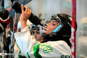  مسابقه هاکی روی یخ بانوان بین دو تیم  بانک آینده و بیمه رازی. از سری دوم مسابقات بازار بزرگ ایران 