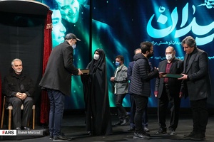 تجلیل خانواده شهید حاج قاسم سلیمانی از حمید کنگرانی سازنده تندیس هایپررئال شهید سپهبد قاسم سلیمانی و امیریل ارجمند سازنده نماهنگ شهید سلیمانی در برج میلاد