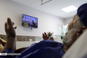 راز و نیاز بیماران کرونایی بیمارستان بعثت همزمان با پخش تلویزیون از کربلا