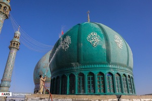  شستشوی گنبد  توسط خادمان و نیرو های آتش نشانی به مناسبت سالروز ساخت مسجد مقدس جمکران