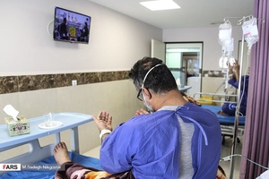 راز و نیاز بیماران کرونایی بیمارستان بعثت همزمان با پخش تلویزیون از کربلا