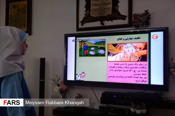 عکس | آموزش دانش‌آموزان آستارا پای تلویزیون در تعطیلات کرونایی 