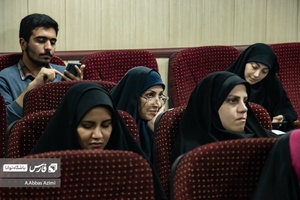 شرکت کنندگان به سخنان اساتید توجه بسیاری میکنند