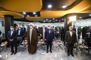 ادای احترام حاضران در مراسم رونمایی از سبد محصولات زندگی تبیان هنگام پخش سرود ملی