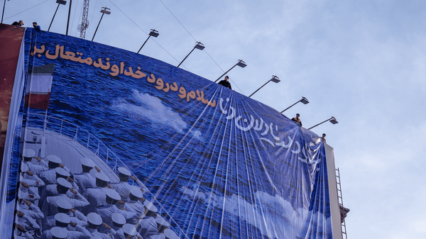 رونمایی از دیوارنگاره «به یاد دریادلان دنا» در میدان راه‌آهن +فیلم