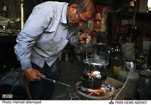 مرتضی درودیان تعمیرکار سماور که بیش از30سال سابقه در این حرفه دارد