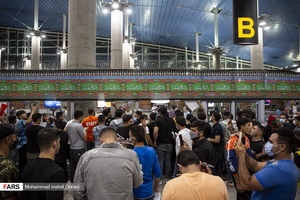 استقبال مردم در فرودگاه امام خمینی (ره) از ملی پوشان تیم ملی کشتی آزاد 