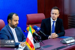 پیتر سیارتو وزیر امور خارجه و تجارت مجارستان و احسان خاندوزی وزیر اقتصاد و دارایی  در دومين اجلاس كميسيون مشترك  اقتصادی  ايران و مجارستان