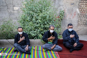 برگزاری روضه در مقابل درب منزل شهید  بسیجی حسین مالکی‌نژاد 
