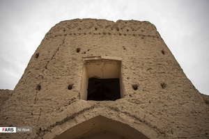 دژ جهان آباد با دارا بودن برج و باروهای زیبا و معماری خاص حاشیه‌ کویر با ساخت‌ مصالحی مانند خاک، گل و خشت ساخته شده و تا سه دهه گذشته مورد استفاده بوده است.
