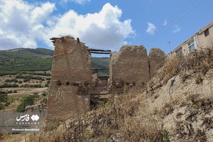 خانه‌های چوبی و سنگین روستایی که وزن زیادشان نسبت به حجم و عدم اتصال میان سقف و دیوارها آنها را ناایمن کرده بود.