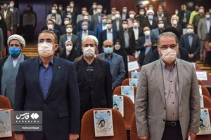 ادای احترام فتح الله حقیقی استاندار سابق و محسن افشارچی استاندار جدید به سرود ملی جمهوری اسلامی ایران در آئین تکریم و معارفه استانداران قدیم و جدید زنجان