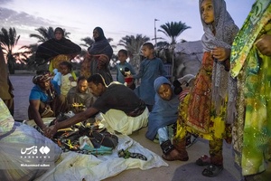 بنا بر درخواست خود اهالی این محل تمامی اقلام باز شده تا خودشان بنا بر نیازشان لباس و کفش انتخاب کنند