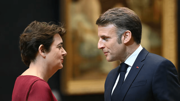 لورانس دِ کار، رئیس موزه لوور و امانوئل ماکرون، رئیس‌جمهور فرانسه