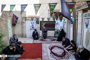 برگزاری روضه در مقابل درب منزل شهید  بسیجی حسین مالکی‌نژاد  با مداحی حاج علی مالکی‌نژاد