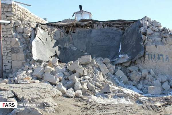 تلاش مردم و نیروهای جهادی برای بازسازی مناطق زلزله زده خوی