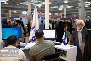 مردی که برای خرید کتاب به غرفه انتشارات فارس مراجعه کرده است