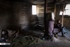 معدنچیان پس از ساعت‌ها تلاش، کمی استراحت کرده و گروه‌های جایگزین کار را ادامه می دهند