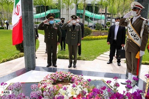 ادای احترام سپهبد «شیرعلی میرزا» وزیر دفاع تاجیکستان و  امیر سرتیپ حاتمی  به مقام شهید