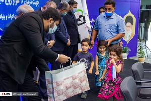 اهدای اسباب بازی به کودکان حاضر در مراسم رونمایی از سامانه جامع بنیاد15 خرداد و آغاز درمان 10 هزار زوج نابارور