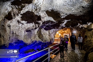 بازدید گردشگران نوروزی از غار قوری قلعه بزرگ‌ترین غار آبی خاورمیانه در نزدیکی شهرستان پاوه 