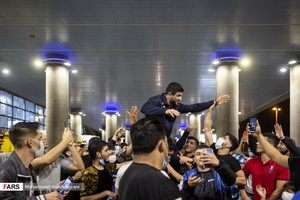 استقبال مردم  از کامران قاسم‌پور  دارنده مدال طلای  قهرمانی جهان در فرودگاه  امام خمینی (ره)