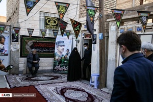  محل روضه در مقابل درب منزل شهید  بسیجی حسین مالکی‌نژاد 