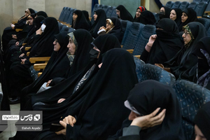 بانوان حاضر در همایش «سفره ملت» به سخنرانی کارشناسان حاضر در این برنامه توجه می‌کنند.