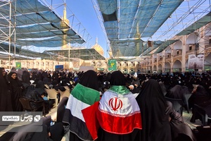 بانوانی که درمراسم ارتحال امام خمینی شرکت کرده اند، پرچم ایران وفلسطین رابر دوش خوددارند.
عکس:زینب خدابخشیان