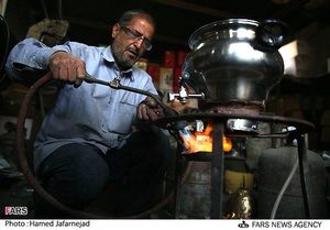 مرتضی درودیان تعمیرکار سماور که بیش از30سال سابقه در این حرفه دارد