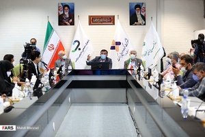 نشست خبری حمیدرضا جمشیدی رئیس هیأت گروه دارویی برکت قبل از بازدید از کارخانه تولید واکسن کووایران برکت 