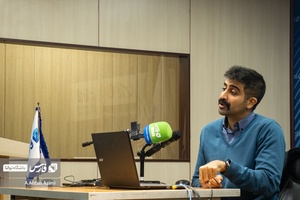 سید هانی هاشمی مدرس "اوسینت و مینیمال نویسی" در حال تدریس مباحث در رویداد "کنشگری توئیکس" است