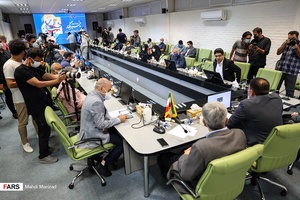 نشست خبری حمیدرضا جمشیدی رئیس هیأت گروه دارویی برکت قبل از بازدید از کارخانه تولید واکسن کووایران برکت 