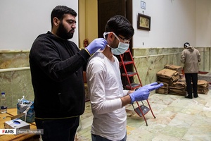 آماده شدن نیروهای داوطلب برای بسته بندی و آماده سازی اقلام بهداشتی برای خانواده های نیازمند/  امامزاده قاضی الصابر تهران