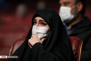 فاطمه سلیمانی فرزند شهید سپهبد قاسم سلیمانی در مراسم رونمایی از تندیس شهید سپهبد قاسم سلیمانی در برج میلاد