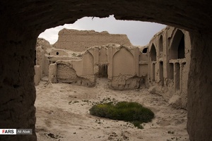 سوداگران اشیای قیمتی دیوارهای قلعه را هم شکافته‌اند و حفاری‌های غیرمجاز پرشمار در بستر قلعه خودنمایی می‌کند.