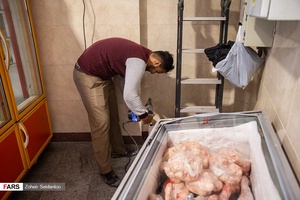 "علی" عضو گروه جهادی شهید ابراهیم هادی دیوار مغازه را برای تامین آب دست‌شویی سوراخ می‌کند.  آب مورد نیاز  این روشویی‌ها  از مغازه ها و فورشگاه های نزدیک به آن تامین می شود. 