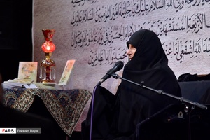 سخنرانی فروغ منهی، مادران شهید خالقی پور در آیین رونمایی از کتاب «درگاه این خانه بوسیدنی‌است»