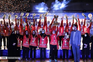 لحظه بالا بردن جام قهرمانی توسط شیدا فلاحی کاپیتان تیم اشتادسازی مشهد در فینال لیگ برتر هندبال زنان