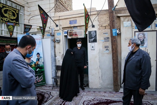  مادر شهید  بسیجی حسین مالکی‌نژاد در مراسم روضه خوانی در مقابل منزلشان با  مداحی  حاج علی مالکی نژاد