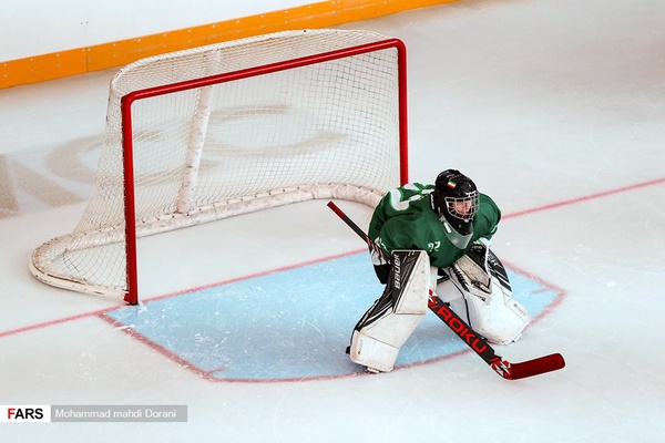  مسابقه هاکی روی یخ بانوان بین دو تیم  بانک آینده و بیمه رازی. از سری دوم مسابقات بازار بزرگ ایران 