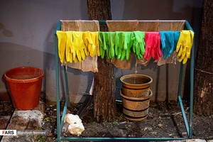 دستکش های شسته شده بانوان جهادی در پایان روز کاری