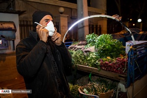 پخش ماسک توسط بسیجیان جنوب شهر تهران
