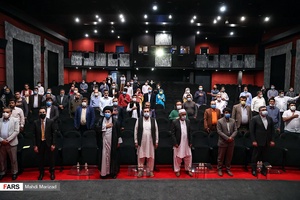 ادای احترام شرکت کنندگان در مراسم رونمایی از مستند «بیست سال» هنگام پخش سرود ملی کشور ایران و افغانستان 