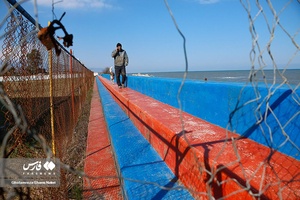 قسمتي از سكوی استاديوم ورزشی فوتبال در كريم‌آباد در ساحل 