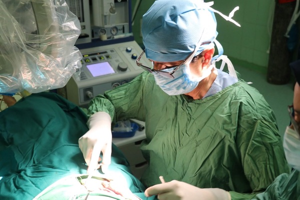 ششمین عمل جراحی کاشت حلزون شنوایی در دانشگاه علوم پزشکی بابل 